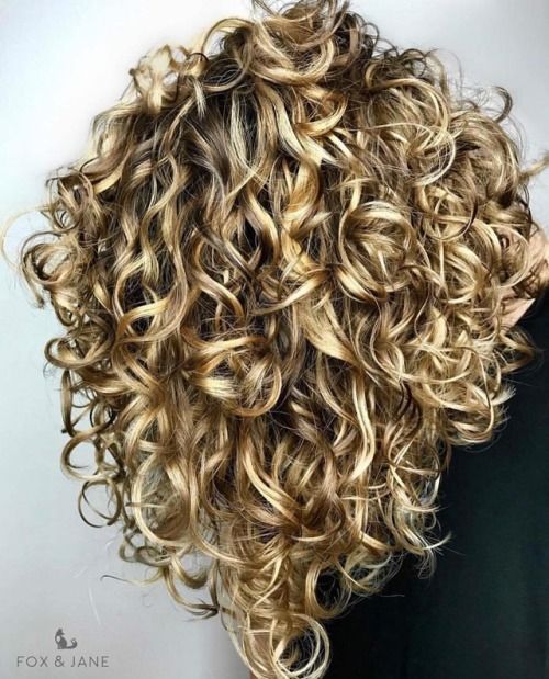 MECHAS EN CABELLO RIZADO TONOS NEUTROS Y CENIZAS PELUQUERIA MOURE MALLORCA(13)