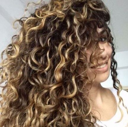 MECHAS EN CABELLO RIZADO TONOS NEUTROS Y CENIZAS PELUQUERIA MOURE MALLORCA(8)