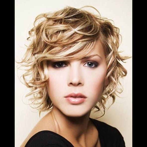 corte de media melena en capas con flequillo cabello rizado moure (4)