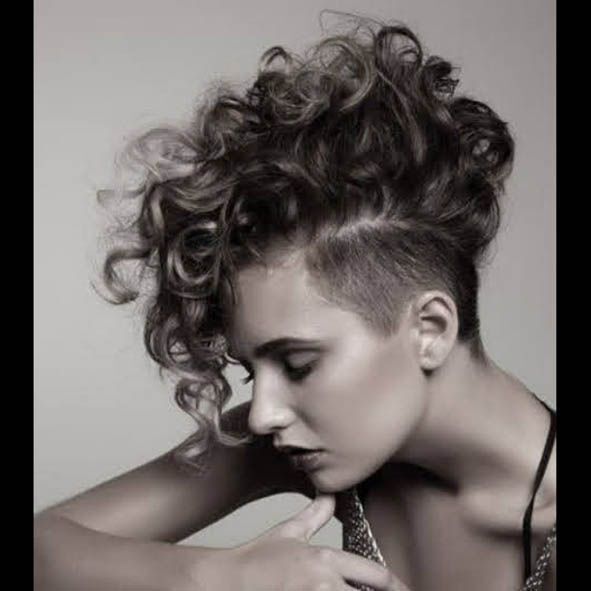 corte de pelo corto rizado estilo bob