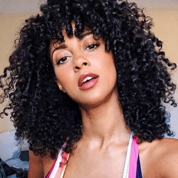 corte de pelo rizado largo con flequillo a capas largas y degradados moure (4)