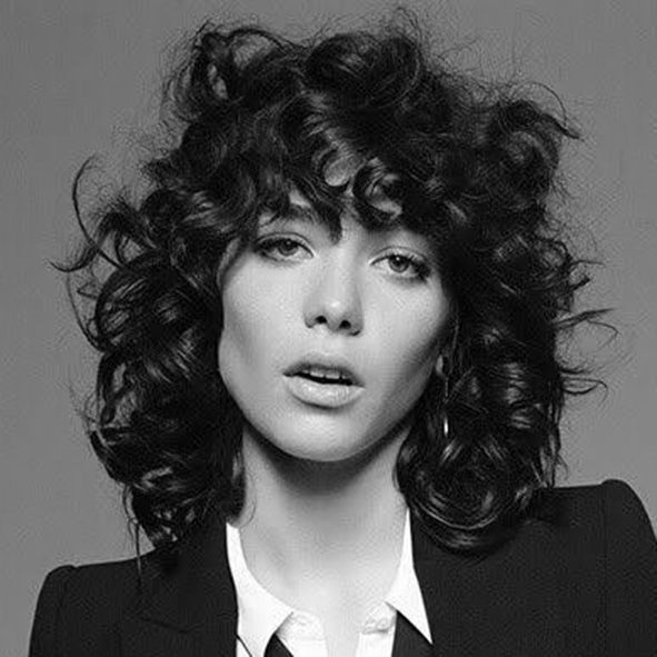 corte media melena pelo rizado a capas con flequillo años 80 moure (4)