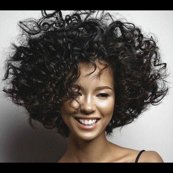 corte media melena pelo rizado estilo evase moure palma (3)