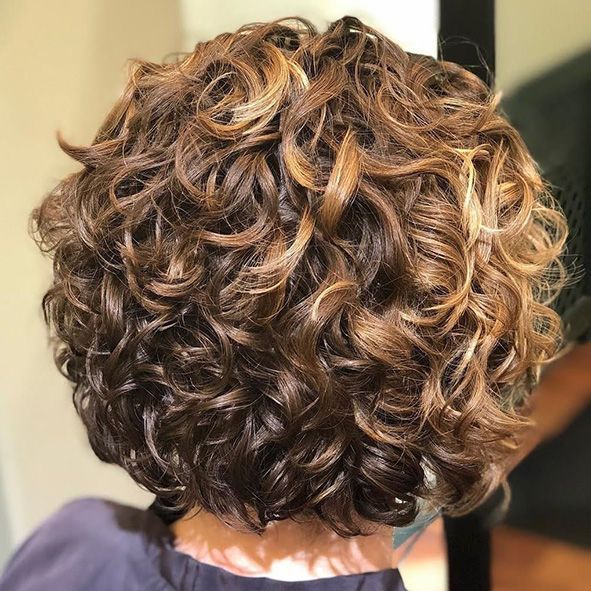 estilo de corte rizado media melena bob moure mallorca