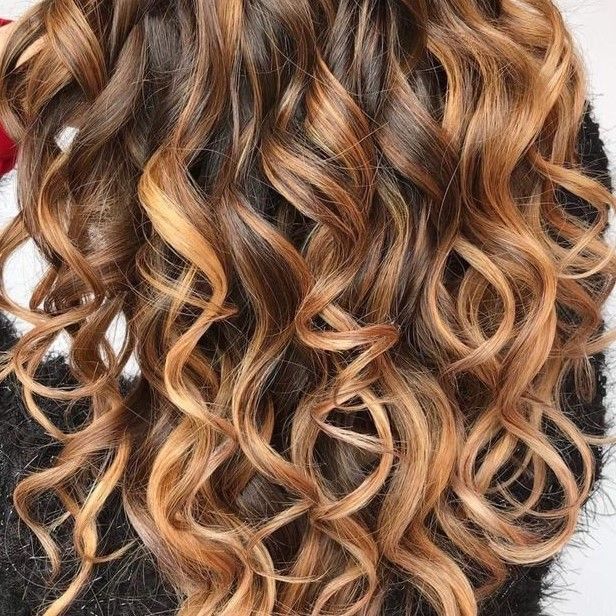 MECHAS EN CABELLO RIZADO DORADOS Y DORADOS COBRIZOS PELUQUERIA MOURE MALLORCA (11)