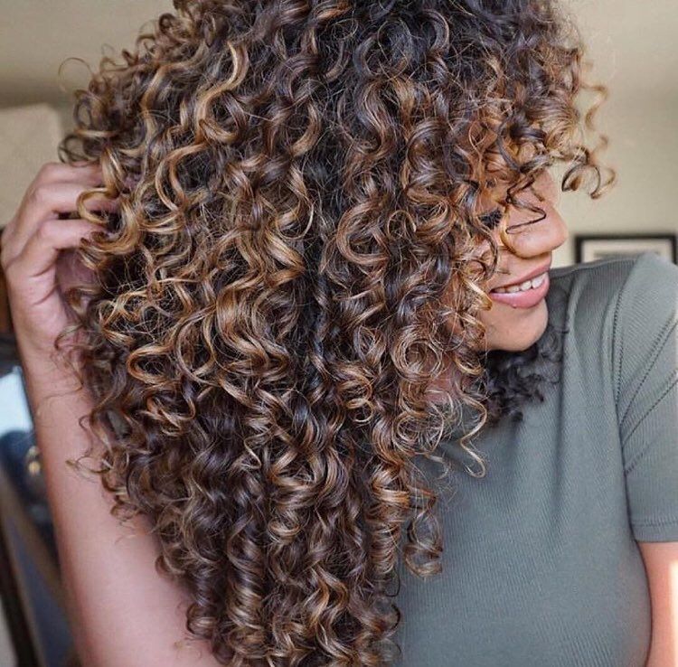 MECHAS EN CABELLO RIZADO DORADOS Y DORADOS COBRIZOS PELUQUERIA MOURE MALLORCA (14)