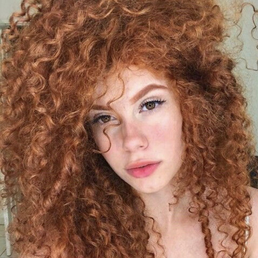 MECHAS EN CABELLO RIZADO DORADOS Y DORADOS COBRIZOS PELUQUERIA MOURE MALLORCA (3)