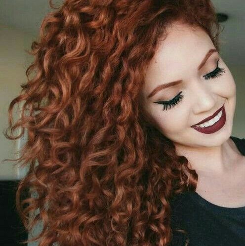 MECHAS EN CABELLO RIZADO DORADOS Y DORADOS COBRIZOS PELUQUERIA MOURE MALLORCA (6)