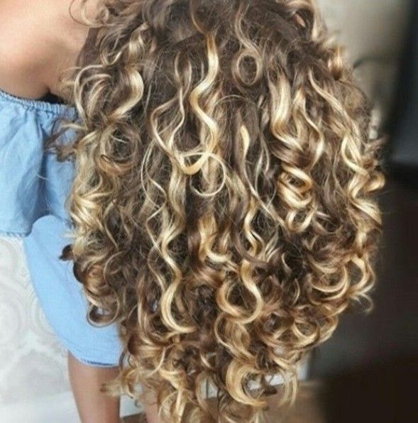 MECHAS EN CABELLO RIZADO TONOS NEUTROS Y CENIZAS PELUQUERIA MOURE MALLORCA(16)