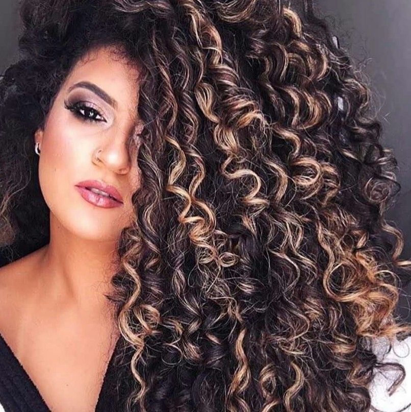 MECHAS EN CABELLO RIZADO TONOS NEUTROS Y CENIZAS PELUQUERIA MOURE MALLORCA(18)