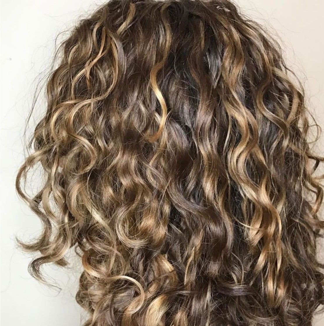 MECHAS EN CABELLO RIZADO TONOS NEUTROS Y CENIZAS PELUQUERIA MOURE MALLORCA(21)