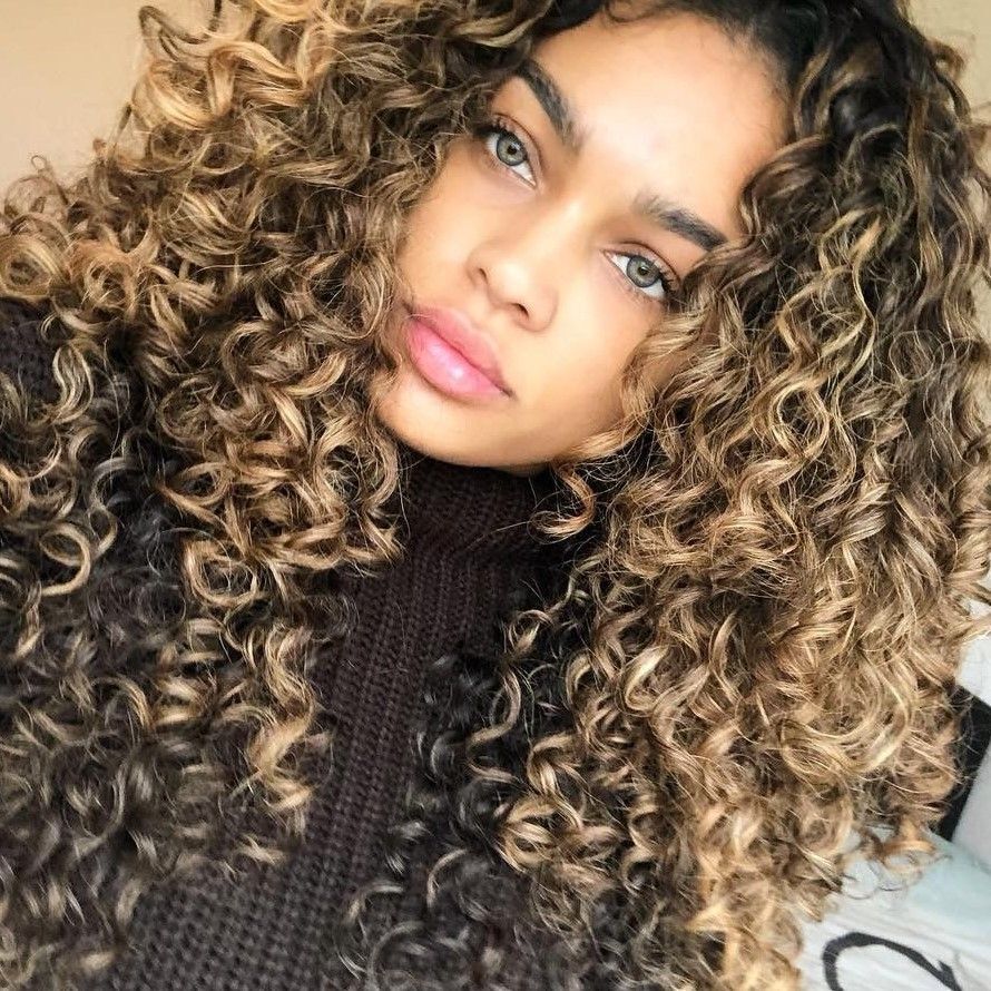 MECHAS EN CABELLO RIZADO TONOS NEUTROS Y CENIZAS PELUQUERIA MOURE MALLORCA(23)