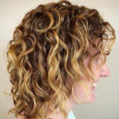 MECHAS EN CABELLO RIZADO TONOS NEUTROS Y CENIZAS PELUQUERIA MOURE MALLORCA(25)