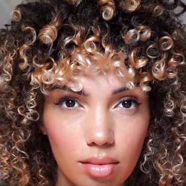 MECHAS EN CABELLO RIZADO TONOS NEUTROS Y CENIZAS PELUQUERIA MOURE MALLORCA(27)