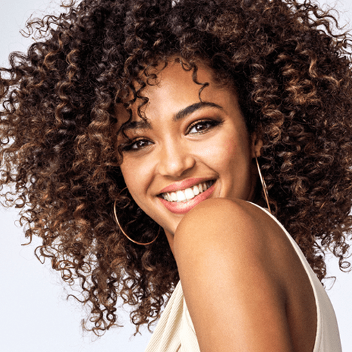 MECHAS EN CABELLO RIZADO TONOS NEUTROS Y CENIZAS PELUQUERIA MOURE MALLORCA(3)