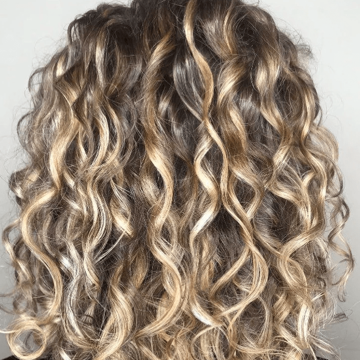 MECHAS EN CABELLO RIZADO TONOS NEUTROS Y CENIZAS PELUQUERIA MOURE MALLORCA(4)