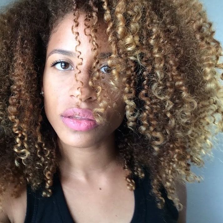 MECHAS EN CABELLO RIZADO TONOS NEUTROS Y CENIZAS PELUQUERIA MOURE MALLORCA(5)