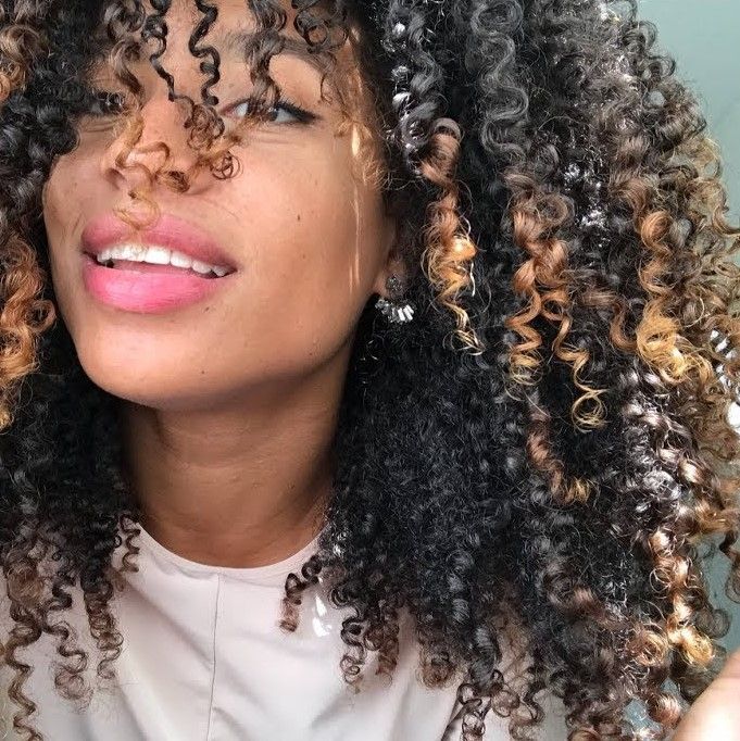 MECHAS EN CABELLO RIZADO TONOS NEUTROS Y CENIZAS PELUQUERIA MOURE MALLORCA(6)