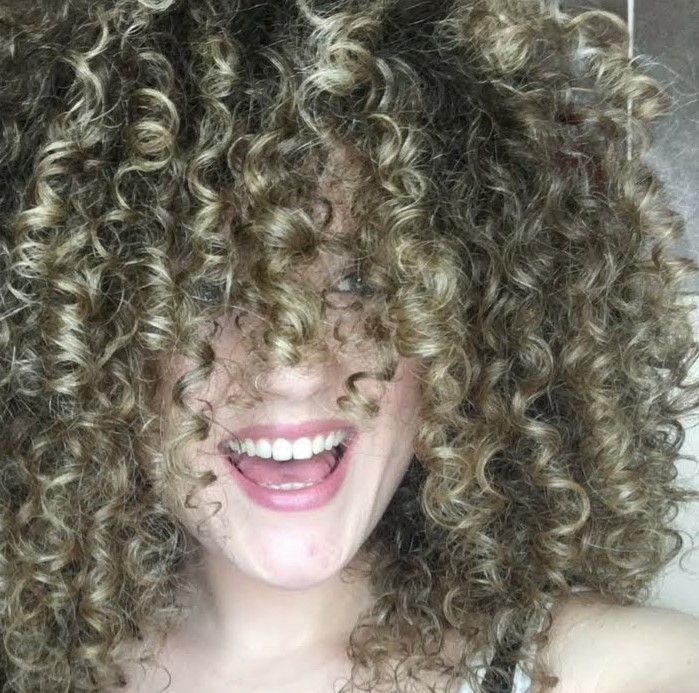 MECHAS EN CABELLO RIZADO TONOS NEUTROS Y CENIZAS PELUQUERIA MOURE MALLORCA(7)