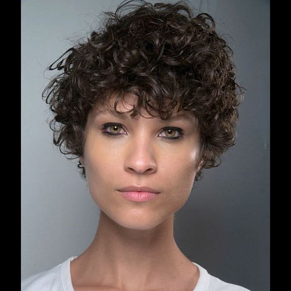 corte de pelo corto rizado pixie centros moure 1