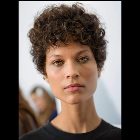 corte de pelo corto rizado pixie centros moure