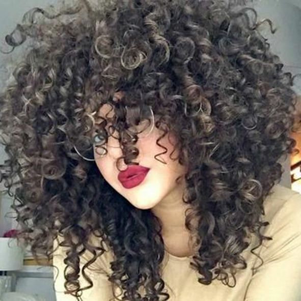 corte de pelo rizado largo con flequillo a capas largas y degradados moure (1)