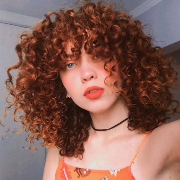 corte de pelo rizado largo con flequillo a capas largas y degradados moure (2)