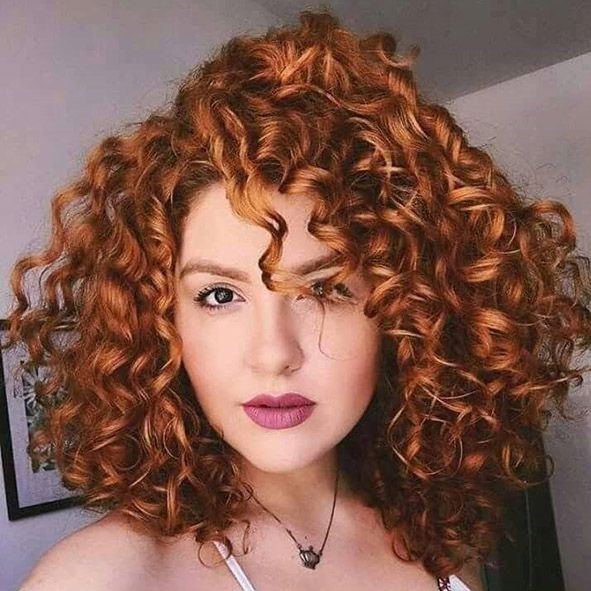 corte de pelo rizado largo con flequillo a capas largas y degradados moure (3)