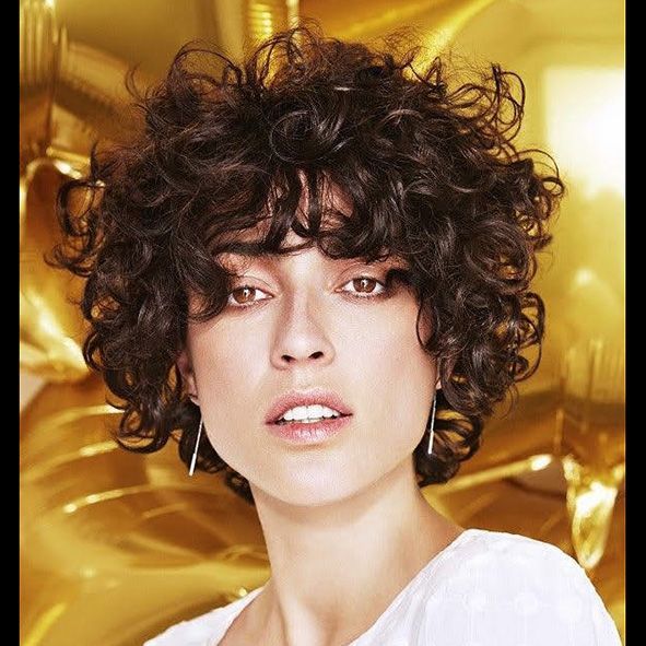 corte media melena pelo rizado a capas con flequillo años 80 moure (6)