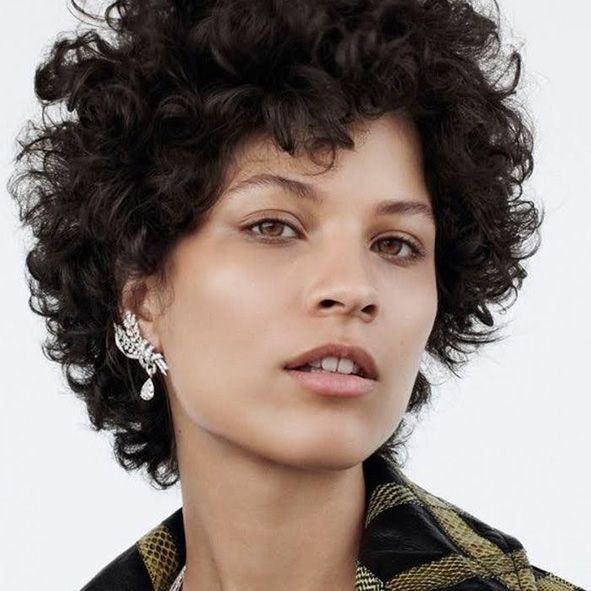 corte media melena pelo rizado a capas con flequillo años 80 moure (8)