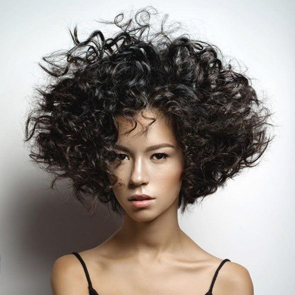 corte media melena pelo rizado estilo evase moure palma (2)