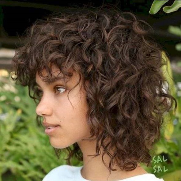 corte pelo rizado largo a capas cortas degradado y escalonado moure (1)