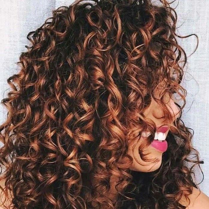 MECHAS EN CABELLO RIZADO DORADOS Y DORADOS COBRIZOS PELUQUERIA MOURE MALLORCA (1)