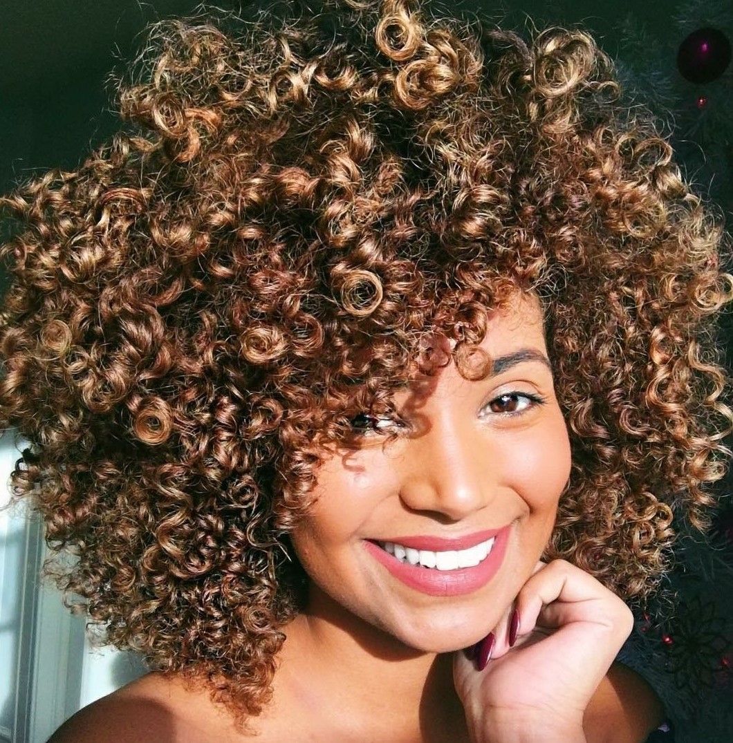 MECHAS EN CABELLO RIZADO DORADOS Y DORADOS COBRIZOS PELUQUERIA MOURE MALLORCA (13)