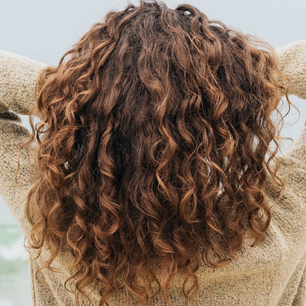 MECHAS EN CABELLO RIZADO DORADOS Y DORADOS COBRIZOS PELUQUERIA MOURE MALLORCA (5)