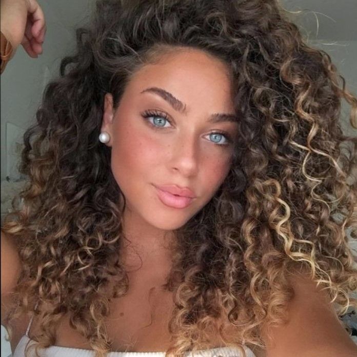 MECHAS EN CABELLO RIZADO TONOS NEUTROS Y CENIZAS PELUQUERIA MOURE MALLORCA(10)