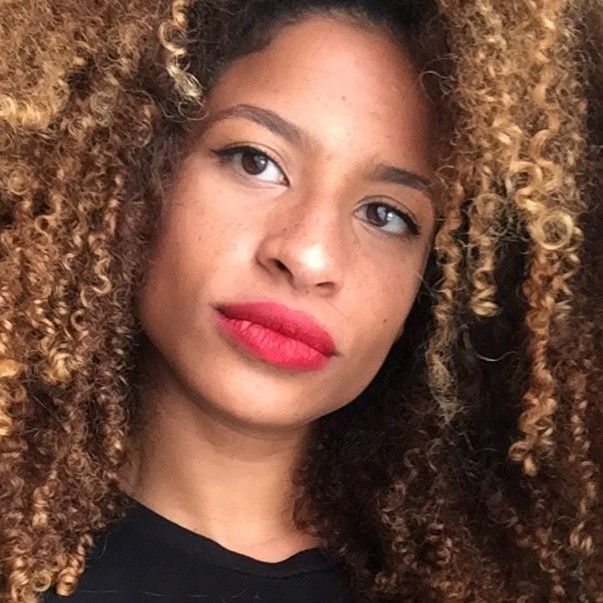 MECHAS EN CABELLO RIZADO TONOS NEUTROS Y CENIZAS PELUQUERIA MOURE MALLORCA(11)