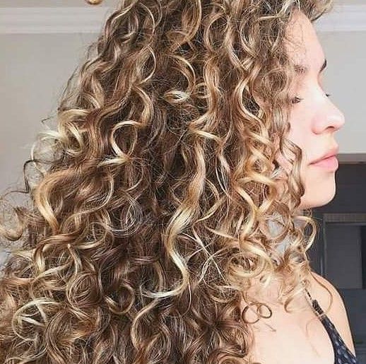 MECHAS EN CABELLO RIZADO TONOS NEUTROS Y CENIZAS PELUQUERIA MOURE MALLORCA(15)