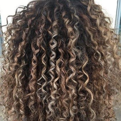 MECHAS EN CABELLO RIZADO TONOS NEUTROS Y CENIZAS PELUQUERIA MOURE MALLORCA(20)