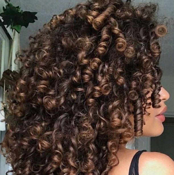MECHAS EN CABELLO RIZADO TONOS NEUTROS Y CENIZAS PELUQUERIA MOURE MALLORCA(22)