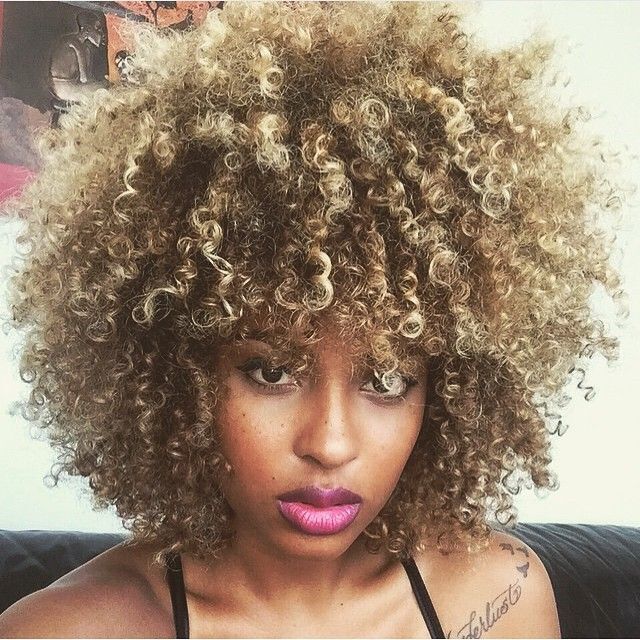 MECHAS EN CABELLO RIZADO TONOS NEUTROS Y CENIZAS PELUQUERIA MOURE MALLORCA(26)