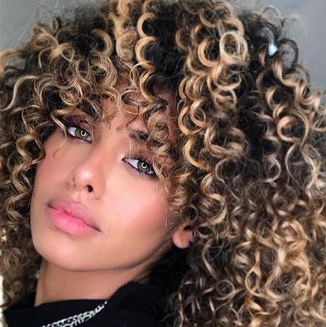 MECHAS EN CABELLO RIZADO TONOS NEUTROS Y CENIZAS PELUQUERIA MOURE MALLORCA(3)