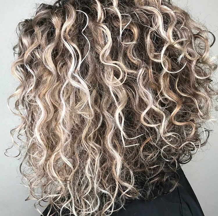 MECHAS EN CABELLO RIZADO TONOS NEUTROS Y CENIZAS PELUQUERIA MOURE MALLORCA(4)