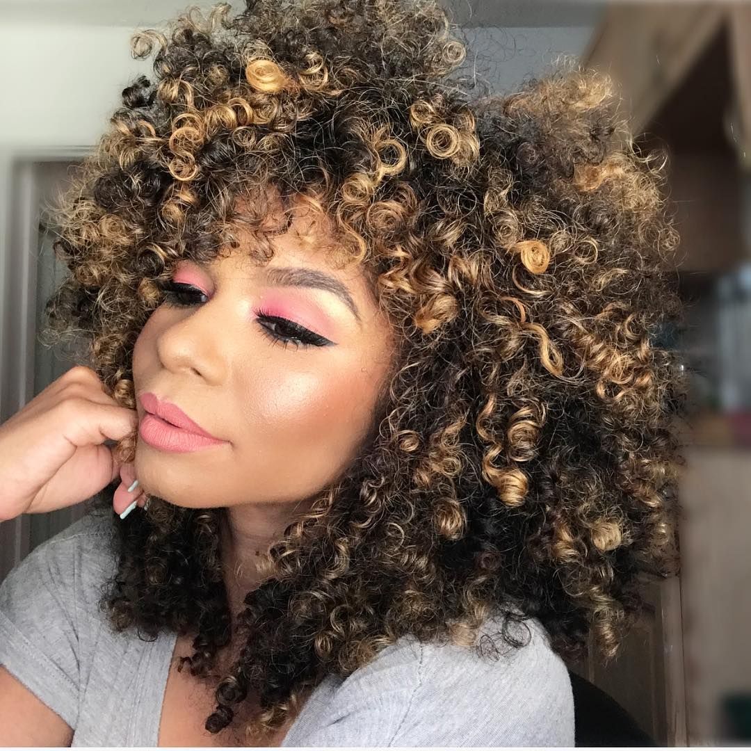 MECHAS EN CABELLO RIZADO TONOS NEUTROS Y CENIZAS PELUQUERIA MOURE MALLORCA(9)